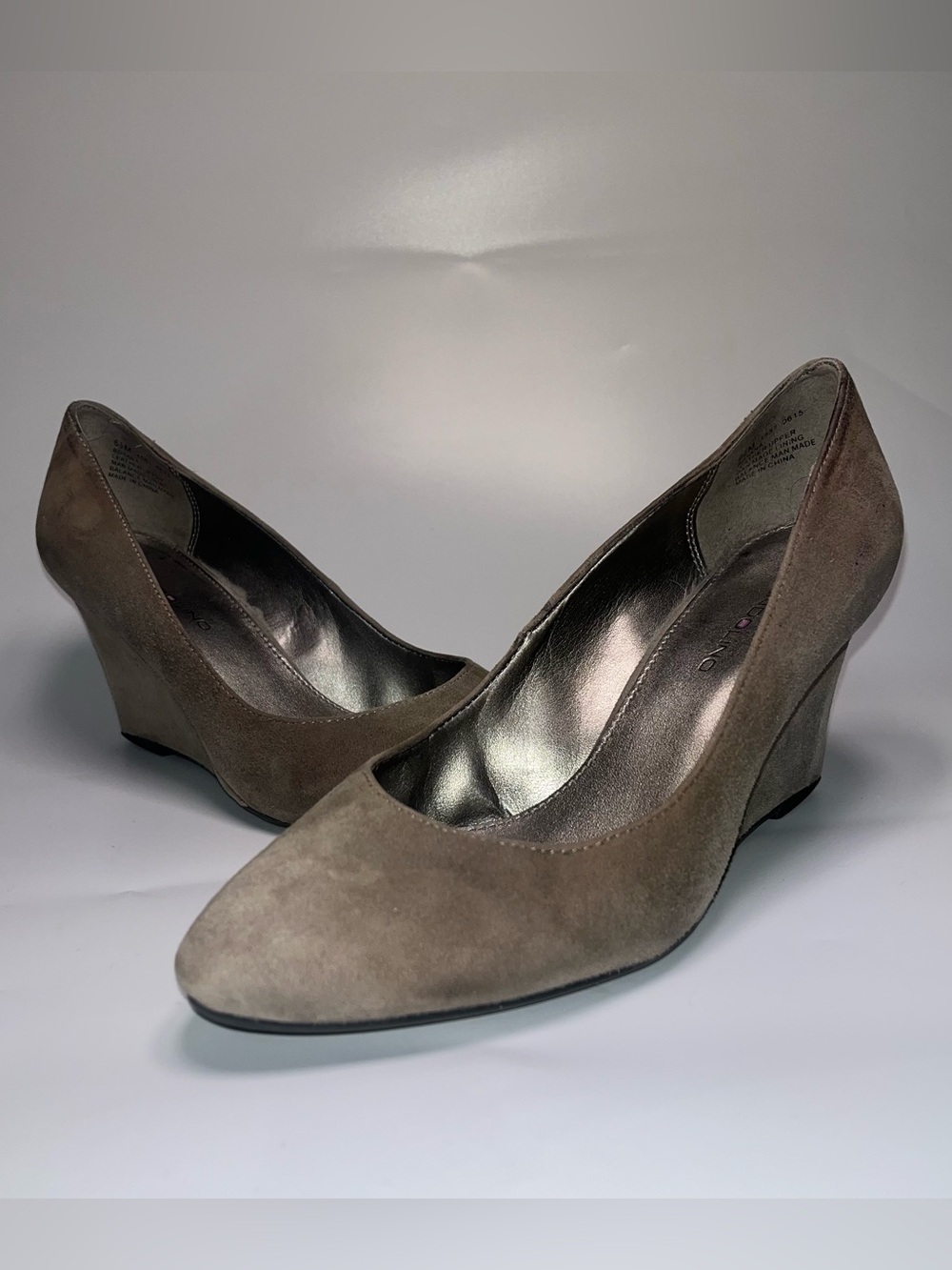 Bandolino Gray / taupe Suede Wedge Pumps
